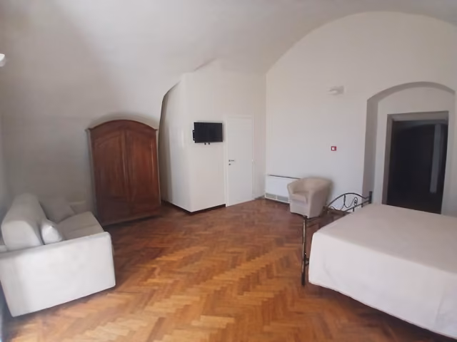 Camera con letto matrimoniale e arredi curati
