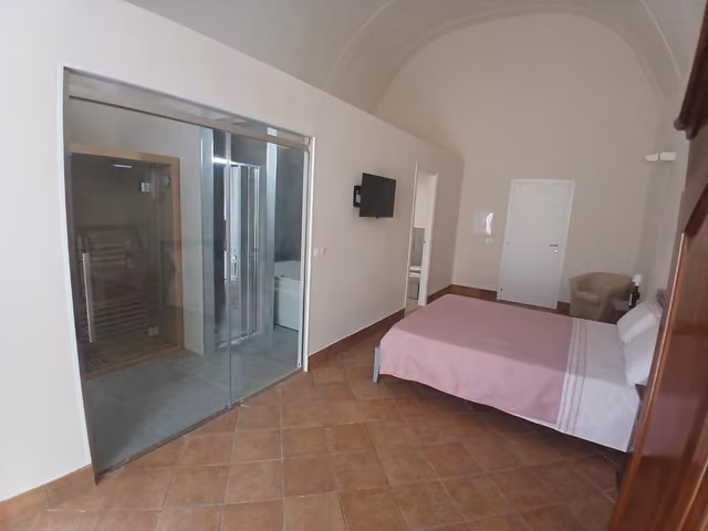 Camera con letto matrimoniale e luce naturale