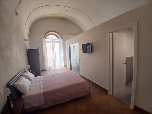 Camera con letto matrimoniale e comodini