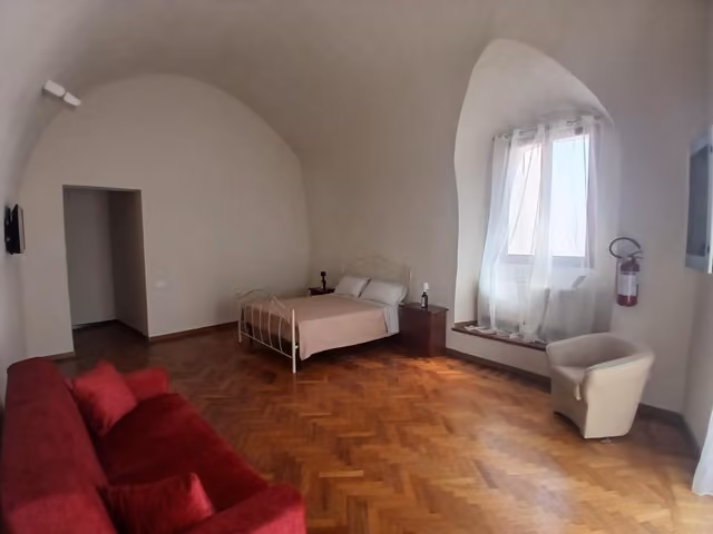 Soggiorno con letto e divano dell'appartamento