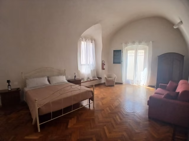Soggiorno con letto e divano, vista d'insieme